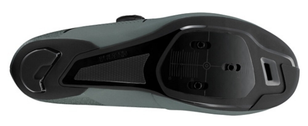 Buty rowerowe SHIMANO SH-RC302 Zielony rozmiar 39 but na jasnym tle widoczny od spodu platforma do mocowania bloków w systemie SPD-SL umożliwia wpięcie buta w pedały zmaksymalizowanie kręcenia korbą stabilna jazdę na stojąco bezpieczny efektywny trening