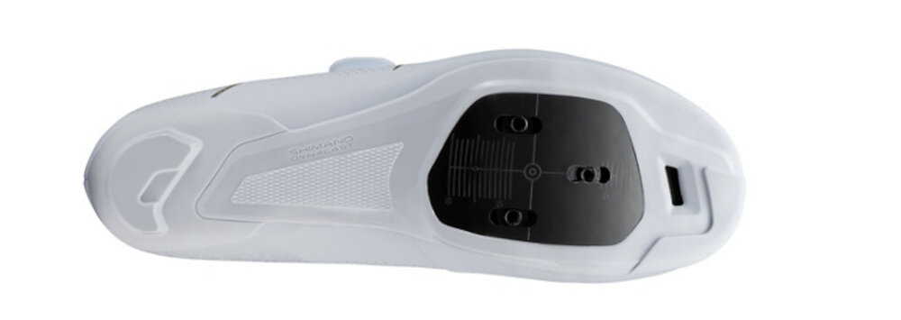 Buty rowerowe SHIMANO SH-RC302 Biały rozmiar 36 but na jasnym tle widoczny od spodu platforma do mocowania bloków w systemie SPD-SL umożliwia wpięcie buta w pedały zmaksymalizowanie kręcenia korbą stabilna jazdę na stojąco bezpieczny efektywny trening