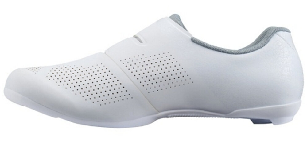 Buty rowerowe SHIMANO SH-RC302 Biały rozmiar 38 but na białym tle widoczny z boku wierzch z perforowanej skóry syntetycznej cyrkulacja powietrza chroni przed nadmiernym nagrzewaniem się stopy bezszwowa konstrukcja lekka forma długość wkładki 23,5-24 cm