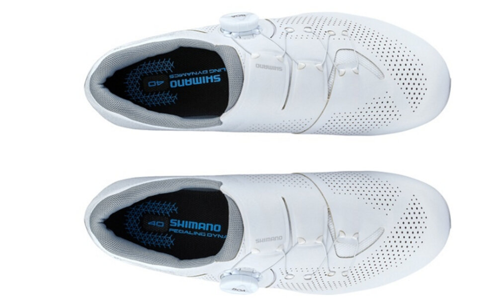 Buty rowerowe SHIMANO SH-RC302 Biały rozmiar 39 para butów na białym tle widoczna z góry podeszwa środkowa i siateczka na wierzchu buta w 36% wykonane z materiałów pochodzących z recyklingu funkcjonalność odpowiedzialne podejście do produkcji