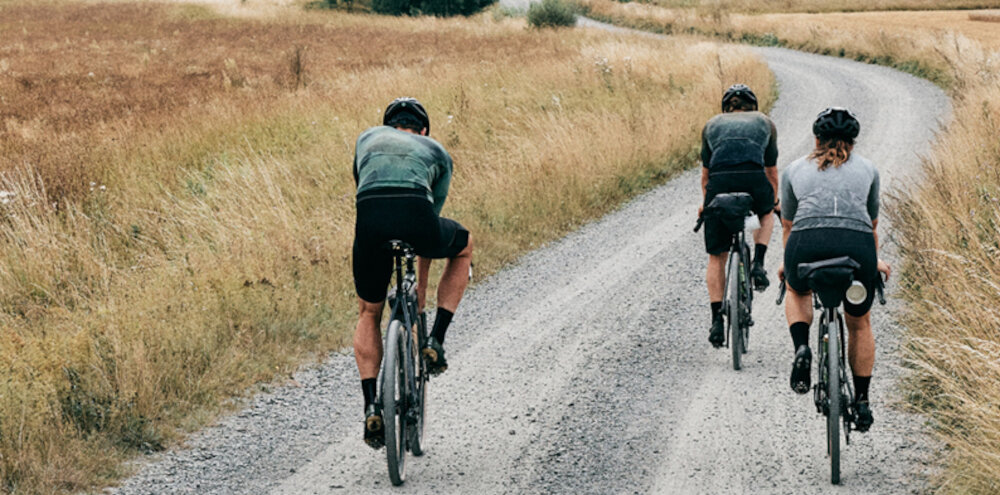 Buty rowerowe SHIMANO SH-XC300 Oliwkowy rozmiar 47 dwie osoby jadą na rowerach po drodze trening wygoda funkcjonalność