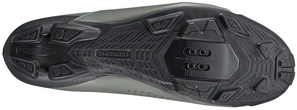 Buty rowerowe SHIMANO SH-XC300 Oliwkowy rozmiar 47 but na białym tle widoczny od spodu platforma do mocowania bloków w systemie SPD wpięcie buta w pedały zmaksymalizowanie kręcenia korbą stabilna jazda na stojąco bezpieczny efektywny trening
