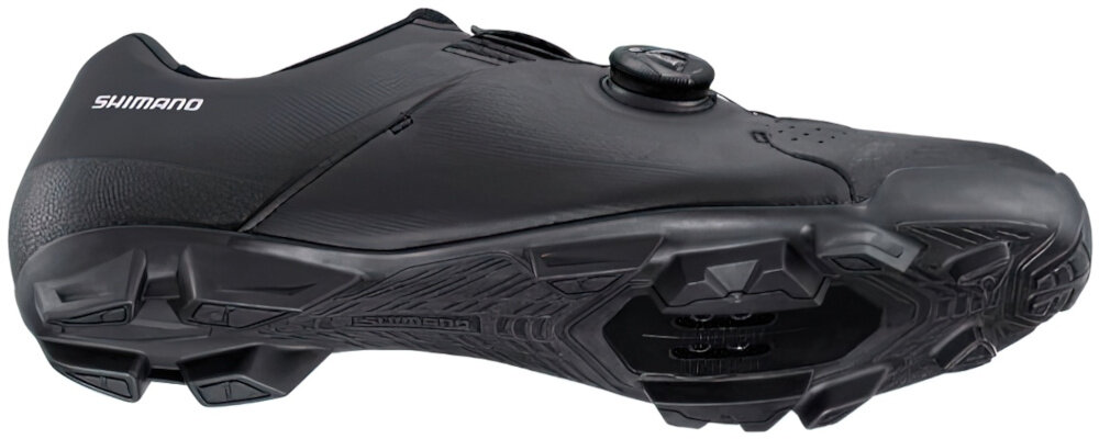 Buty rowerowe SHIMANO SH-XC300 Czarny rozmiar 49 but na białym tle widoczny z boku nylonowa podeszwa wewnętrzna wzmocniona włóknem szklanym wyściółka z pianki EVA dobre przeniesienie mocy z nogi na pedały pokrętło BOA L6 zoptymalizowany układ sznurowania szybka regulacja obuwia i dobre dopasowanie do stopy