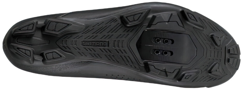Buty rowerowe SHIMANO SH-XC300 Czarny rozmiar 49 but na białym tle widoczny od spodu platforma do mocowania bloków w systemie SPD wpięcie buta w pedały zmaksymalizowanie kręcenia korbą stabilna jazda na stojąco bezpieczny efektywny trening