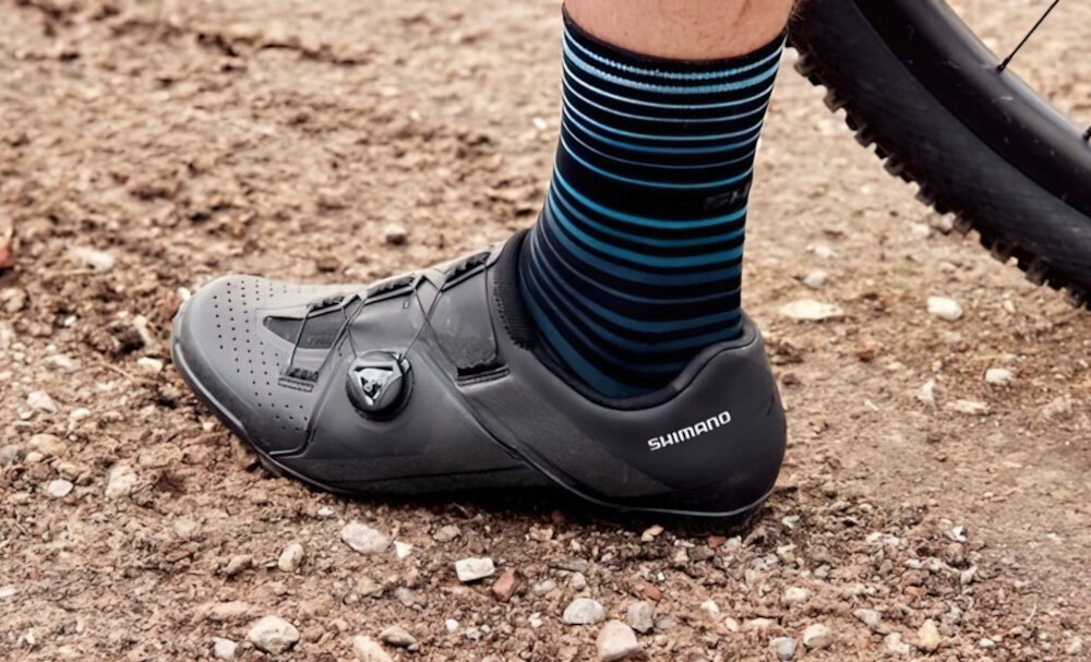 Buty rowerowe SHIMANO SH-XC300 Czarny rozmiar 49 osoba stoi na piasku do jazdy na rowerze do chodzenia wszechstronność podeszwę z miękkiej gumy z bieżnikiem XC odpowiednia przyczepność