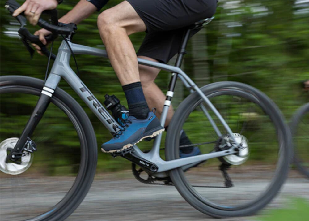 Buty rowerowe SHIMANO SH-ET501 Niebieski rozmiar 47 osoba jedzie na rowerze po drodze wygodne funkcjonalne na rower do chodzenia