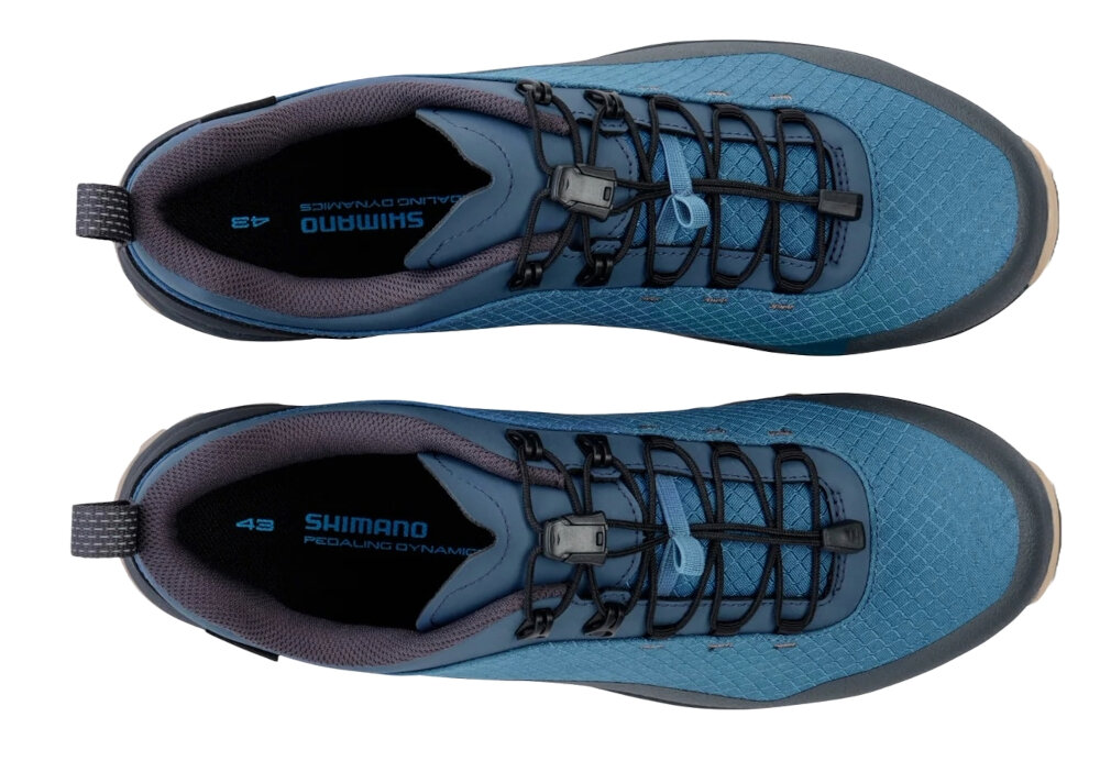 Buty rowerowe SHIMANO SH-ET501 Niebieski rozmiar 47 para butów na białym tle widok z góry z lekkiego materiału siatkowe panele odpowiednia wentylacja zapięcie na sznurowadła elastyczna pianka EVA w podeszwie