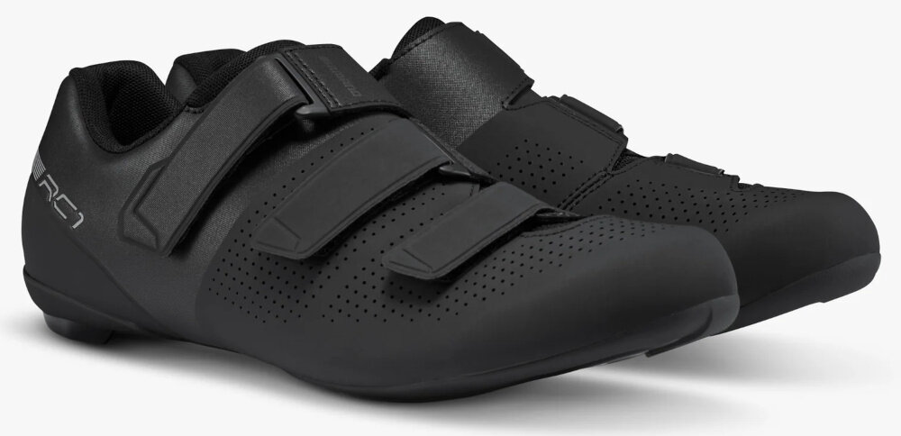 Buty rowerowe SHIMANO SH-RC102 Czarny rozmiar 43 para butów na jasnym tle widoczna od przodu pod skosem w kolorze czarnym dla entuzjastów kolarstwa dobra wydajność komfort na drodze w rozmiarze 43 długość wkładki 27-27,5 cm