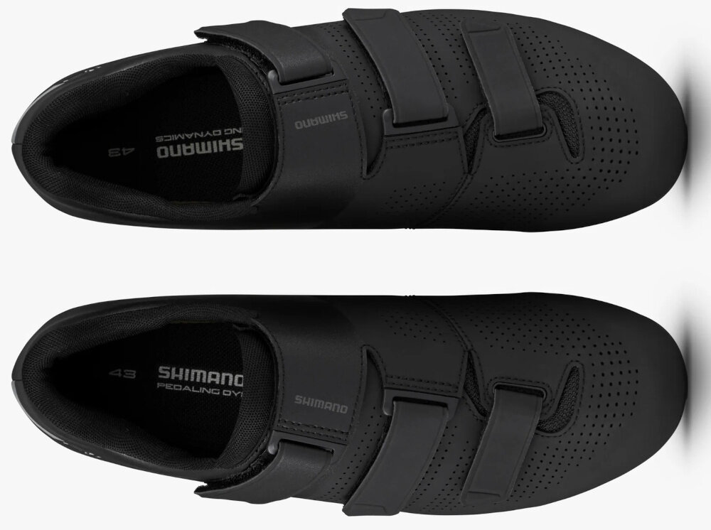 Buty rowerowe SHIMANO SH-RC102 Czarny rozmiar 43 para butów na jasnym tle widoczna z góry wysoka jakość wydajnośc komfort podeszwa z lekkiego nylonu wzmocniona włóknem szklanym optymalna sztywność