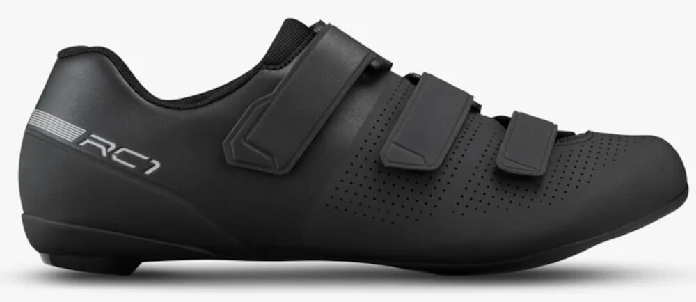 Buty rowerowe SHIMANO SH-RC102 Czarny rozmiar 43 but na jasnym tle widoczny z boku trzy praktyczne paski na rzepy umieszczone odwrotnie względem podbicia stabilność komfort noszenia stopa leży pewnie w bucie