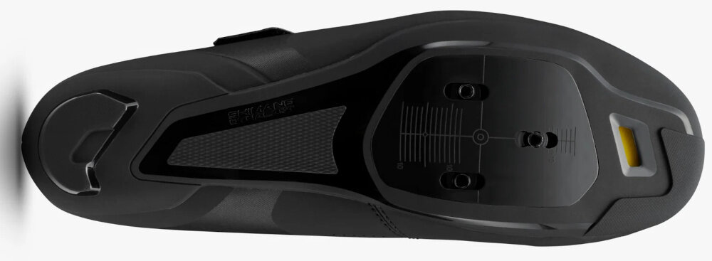 Buty rowerowe SHIMANO SH-RC102 Czarny rozmiar 43 but na jasnym tle widoczny od spodu platforma do mocowania bloków w systemie SPD-SL umożliwia wpięcie buta w pedały zmaksymalizowanie kręcenia korbą stabilna jazdę na stojąco bezpieczny efektywny trening