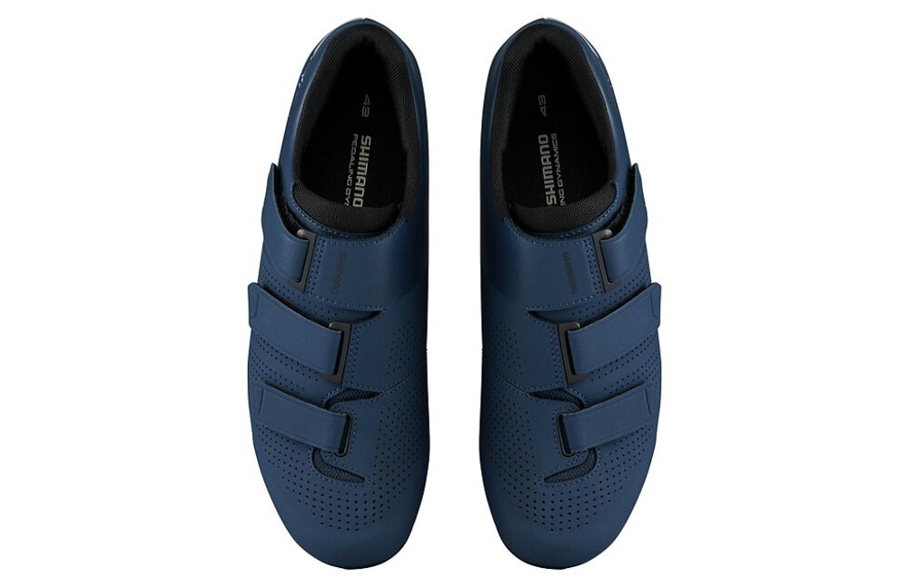 Buty rowerowe SHIMANO SH-RC102 Granatowy rozmiar 43 para butów na jasnym tle widoczna z góry aktywność sport zdrowie