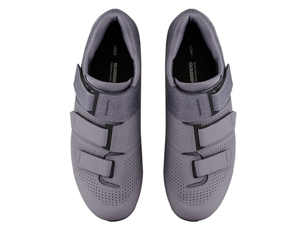 Buty rowerowe SHIMANO SH-RC102 Fioletowy rozmiar 39 para butów na jasnym tle widoczna z góry aktywność sport zdrowie