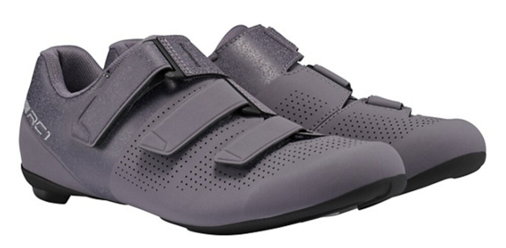 Buty rowerowe SHIMANO SH-RC102 Fioletowy rozmiar 39 para butów na jasnym tle widoczna od przodu pod skosem w kolorze fioletowym dla entuzjastów kolarstwa dobra wydajność komfort na drodze w rozmiarze 39 długość wkładki 24,5 cm