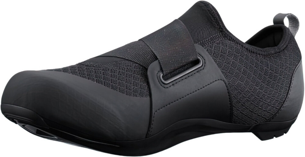 Buty rowerowe SHIMANO SH-IC100 Czarny rozmiar 41 lewy but na białym tle widoczny od przodu pod skosem z wysokiej jakości materiałów solidna konstrukcja lekkość perforowane wkładki wentylowane podeszwy szybkie odprowadzania wilgoci