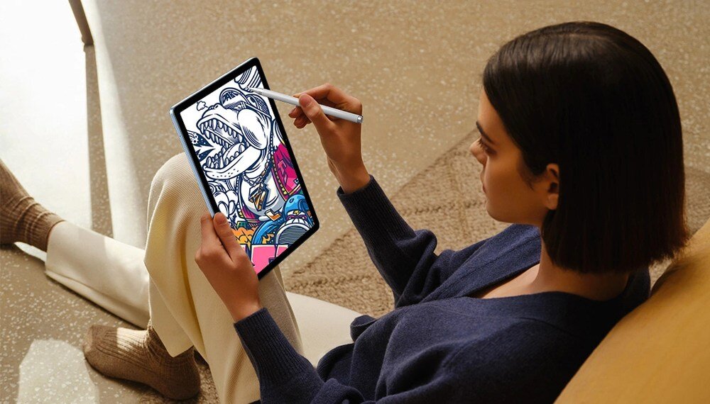 Tablet BLACKVIEW Tab 16 Pro kobieta rysuje na tablecie, 11-calowy ekran Full View kolory obraz filmy 