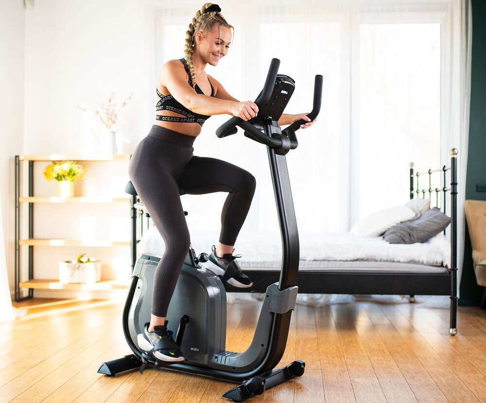 Rower elektromagnetyczny HMS PREMIUM M1815 pokój osoba trenuje na rowerze trening w domowym zaciszu wbudowany generator energia z mięśni ekologiczny trening w domu