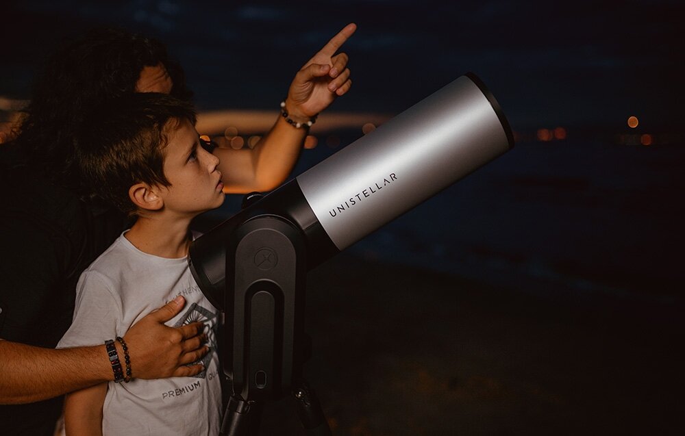 Teleskop UNISTELLAR eVscope 2 dziecko używa teleskopu   