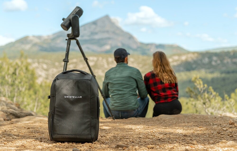 Plecak UNISTELLAR ACBP001 do teleskopów Odyssey-Odyssey Pro   ludzie z plecakiem i teleskopem w górach  