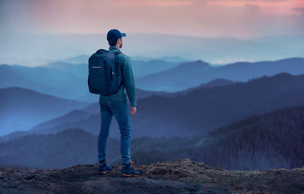 Plecak UNISTELLAR ACBP001 do teleskopów Odyssey-Odyssey Pro   człowiek z plecakiem w górach   