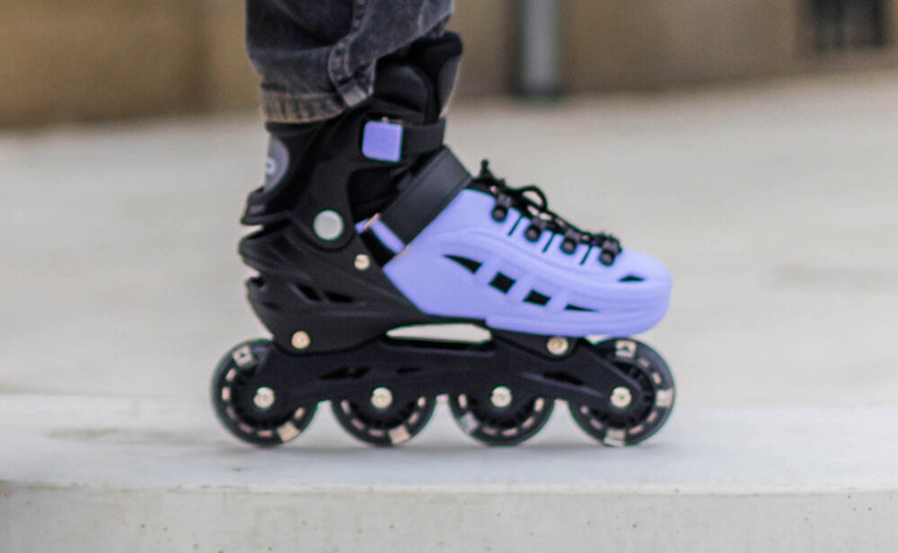 Łyżworolki SPOKEY 4ONE 4w1 (rozmiar 34-38) Czarny-fioletowe chodnik osoba w łyżworolkach stoi na chodniku zbliżenie na łyżworolki zgodność z normami EN-13843 i EN-15638 wysoki poziom bezpieczeństwa i jakość wykonania spełniają rygorystyczne wymagania europejskie produkt został przetestowany pod kątem wytrzymałości stabilności oraz zastosowanych materiałów