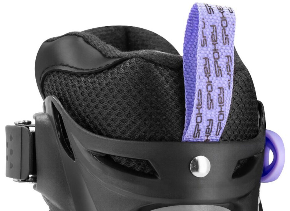 Łyżworolki SPOKEY 4ONE 4w1 (rozmiar 39-42) Czarny-fioletowe zbliżenie na tasiemkę białe tło praktyczna tasiemka do przenoszenia z tyłu buta ułatwia transport i szybkie zabranie sprzętu zwiększa komfort przygotowania do jazdy oszczędza czas sprzęt pod ręką