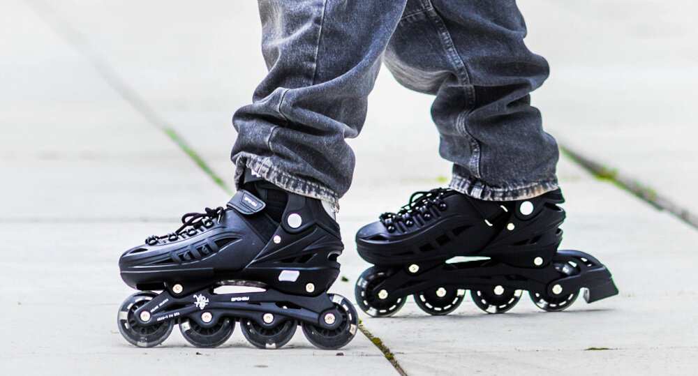 Łyżworolki SPOKEY 4ONE 4w1 (rozmiar 29-33) Czarny chodnik osoba w łyżworolkach stoi na chodniku zbliżenie na łyżworolki zgodność z normami EN-13843 i EN-15638 wysoki poziom bezpieczeństwa i jakość wykonania spełniają rygorystyczne wymagania europejskie produkt został przetestowany pod kątem wytrzymałości stabilności oraz zastosowanych materiałów