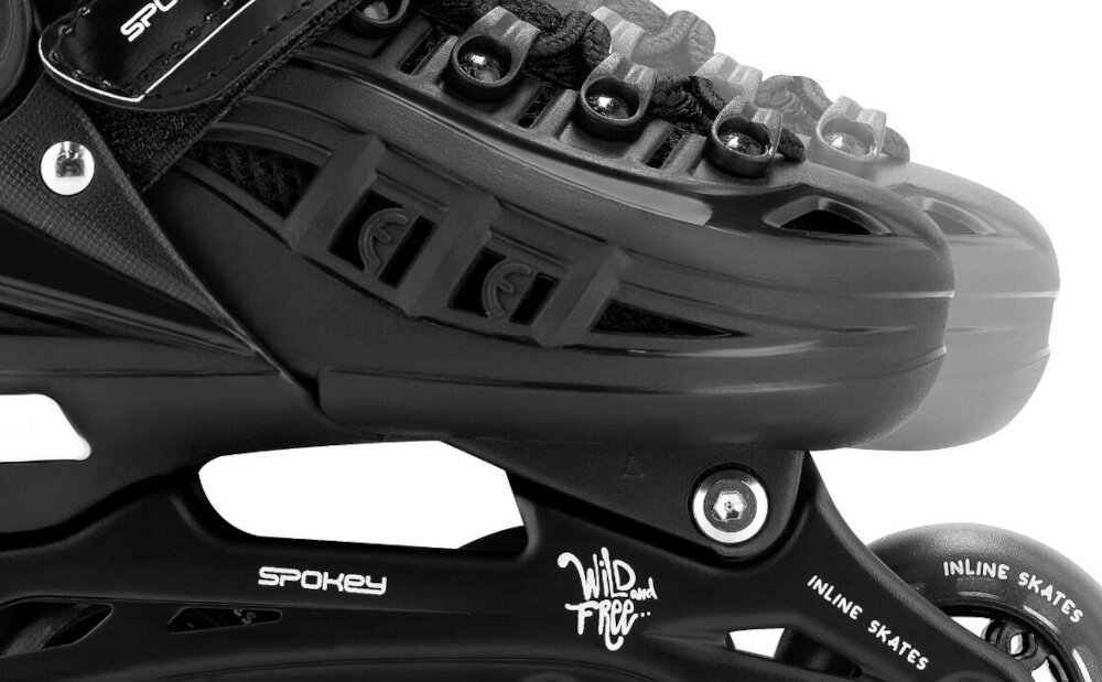 Łyżworolki SPOKEY 4ONE 4w1 (rozmiar 29-33) Czarny białe tło zbliżenie na przód łyżworolek pokazana możliwość przesunięcia buta możliwość regulacji długości wkładki w zakresie 18–20,5 cm wydłuża okres użytkowania jednego zestawu wygoda lepsze przenoszenie siły większa kontrola nad jazdą w rozmiarze 29-33 dla dzieci o maksymalnej wadze do 60 kg