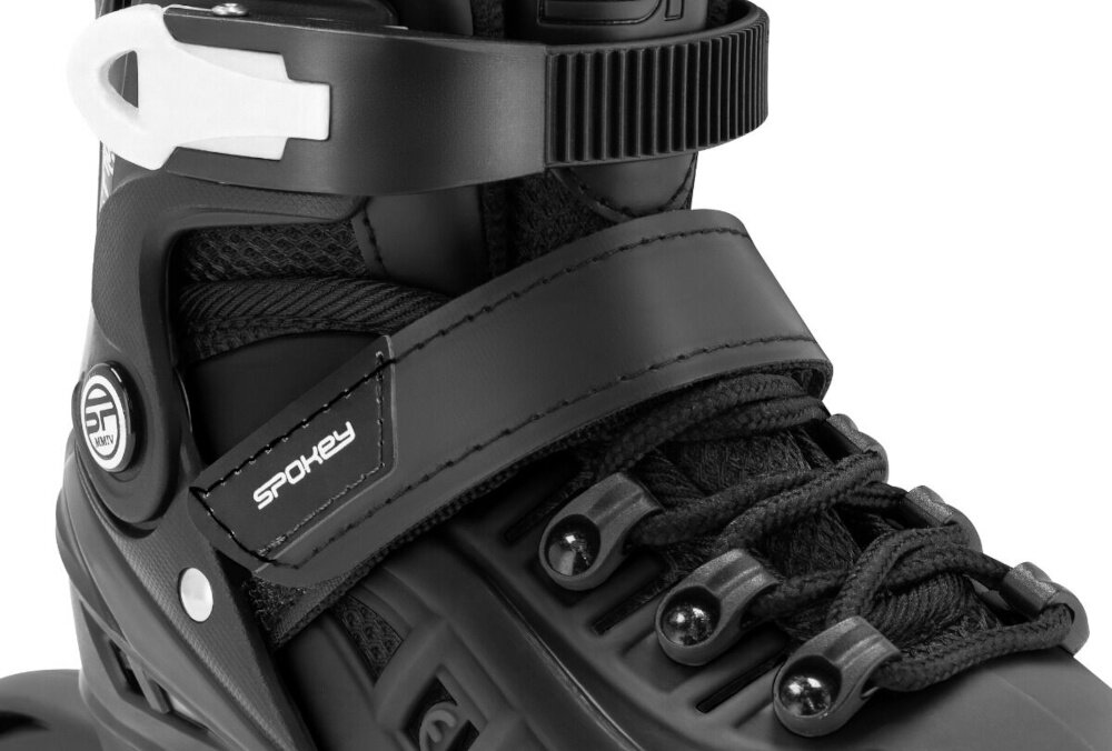Łyżworolki SPOKEY 4ONE 4w1 (rozmiar 39-42) Czarny zbliżenie na zapięcia białe tło system zapięcia oparty na dwusekcyjne klamrze, rzepie i sznurówkach precyzyjne dopasowanie do stopy stabilizuje nogę ogranicza jej przesuwanie się wewnątrz buta poprawia komfort pewne trzymanie stopy zwiększa poczucie kontroli