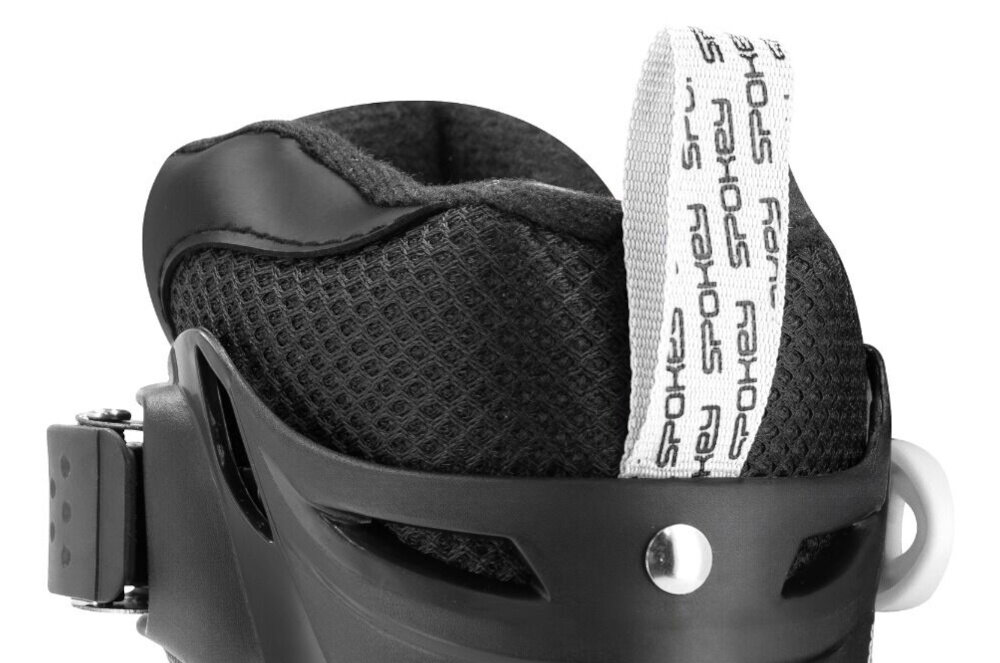 Łyżworolki SPOKEY 4ONE 4w1 (rozmiar 39-42) Czarny zbliżenie na tasiemkę białe tło praktyczna tasiemka do przenoszenia z tyłu buta ułatwia transport i szybkie zabranie sprzętu zwiększa komfort przygotowania do jazdy oszczędza czas sprzęt pod ręką