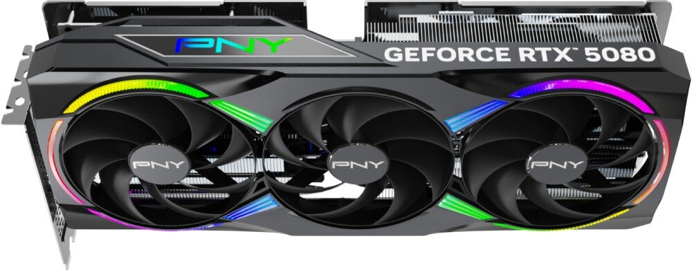 Karta graficzna PNY GeForce RTX 5080 ARGB Triple Fan 16GB OC Widok z boku karty graficznej, pokazujący jej grubość i wielopoziomową budowę chłodzenia, podświetlenie ARGB, efekty, oprogramowanie