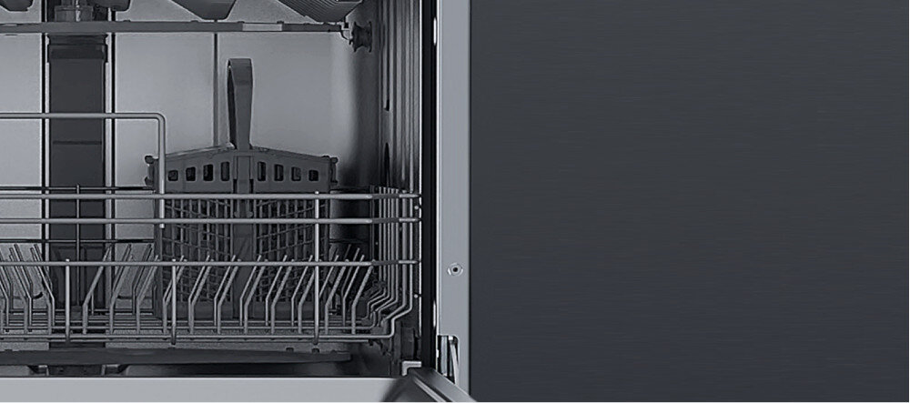 Zmywarka TEKA DFI 46650 lifestyle kuchnia zabudowa czarne meble otwarta wnętrze puste koszyk szary kolor zabudowa czarne szafki meble koszyk sztućce drobne naczynia
