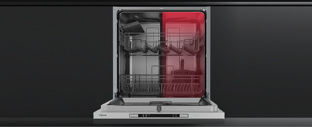 Zmywarka TEKA DFI 46650 lifestyle kuchnia zabudowa czarne meble czerwona połowa wnętrze otwarta pusta zabudowa czarne szafki meble połowa załadunku mniej naczyń
