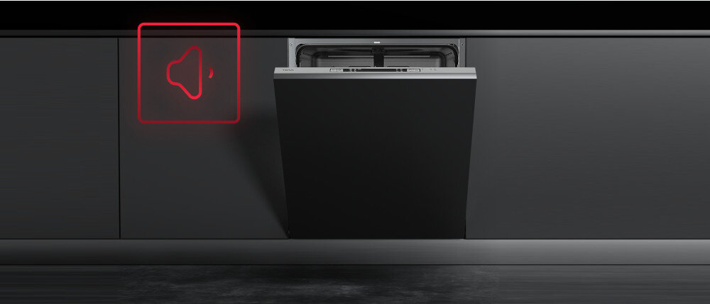Zmywarka TEKA DFI 46650 lifestyle kuchnia zabudowa czarne meble otwarta ikona dźwięku głośnik grafika Niezwykle cicha praca bez zakłócania spokoju głośność dźwięk 47 dB komfort oszczędności