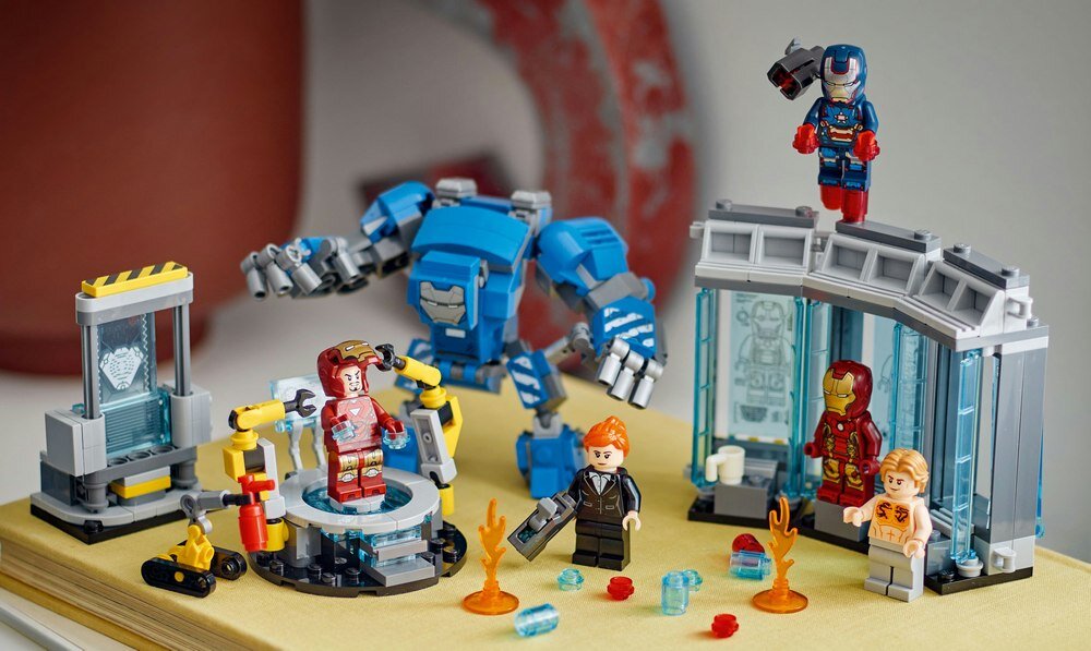LEGO 76315 Marvel Laboratorium Iron Mana: Zbrojownia kv lifestyle początek opisu sekcja nagłówkowa