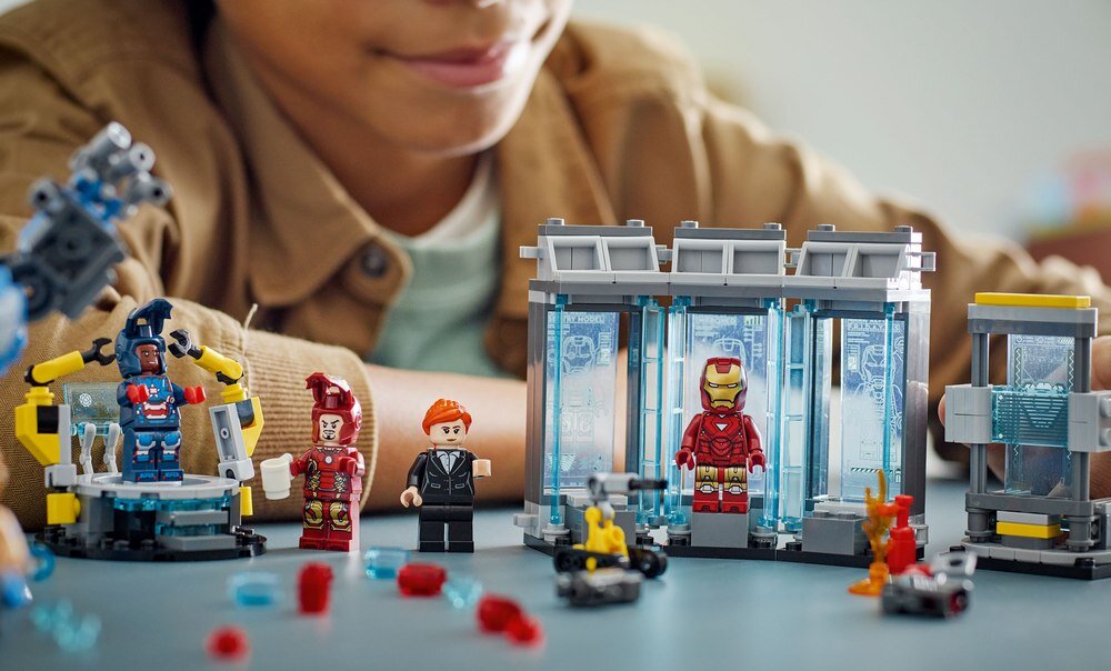 LEGO 76315 Marvel Laboratorium Iron Mana: Zbrojownia dziecko bawi się zestawem figurki elementy klocki