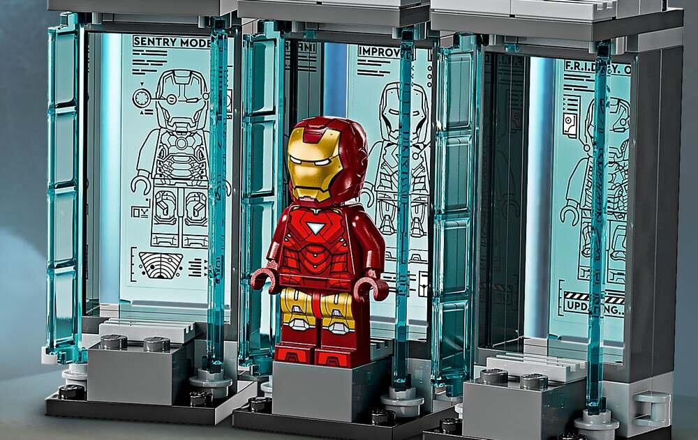 LEGO 76315 Marvel Laboratorium Iron Mana: Zbrojownia zbroja trzy kapsuły ze zbrojami i trzy minifigurki zbroi Iron Mana: MK1, MK43 i MK6 minifigurki Pepper Potts i złoczyńcy Aldricha Killiana, robota Dum-E i dużego mecha Igora MK3 ruchome ramiona