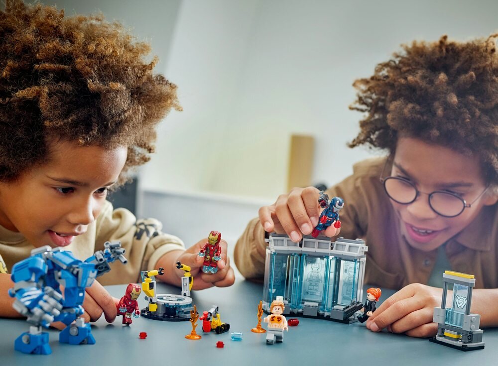 LEGO 76315 Marvel Laboratorium Iron Mana: Zbrojownia dzieci bawią się zestawem Zbroje Iron Mana MK1, MK43 i MK6 minifigurki Pepper Potts i Aldricha Killiana robot Dum-E mech MK3