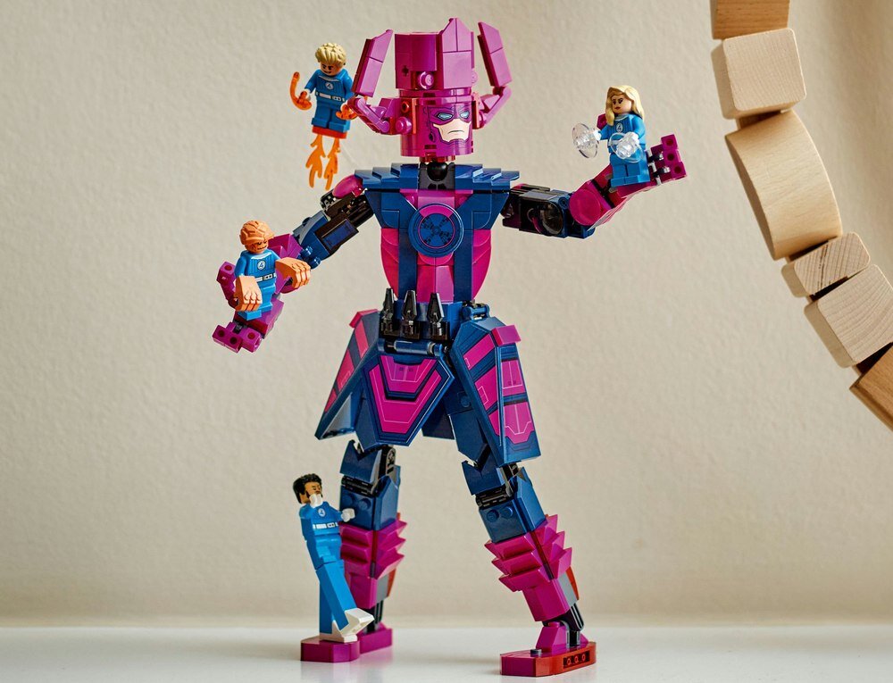 LEGO 76316 Marvel Figurka Fantastycznej Czwórki kontra Galactus kv lifestyle początek opisu sekcja nagłówkowa
