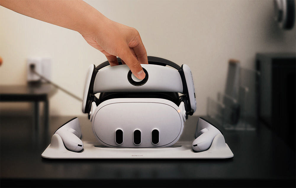 Stacja ładująca BOBOVR D3

			stacja ładująca na stole z akcesoriami ręka na goglach VR