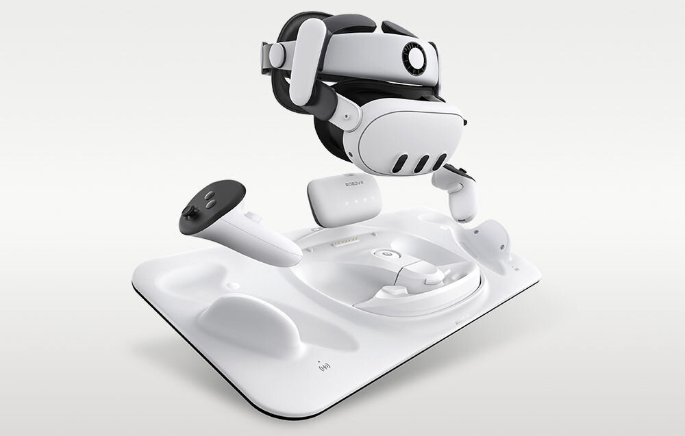 Stacja ładująca BOBOVR D3

			akcesoria lewitujące nad stacją ładowania na jasnym tle inteligentny system magnetyczny ładowanie uruchamia się samoczynnie eliminacja konieczności ręcznego ustawiania