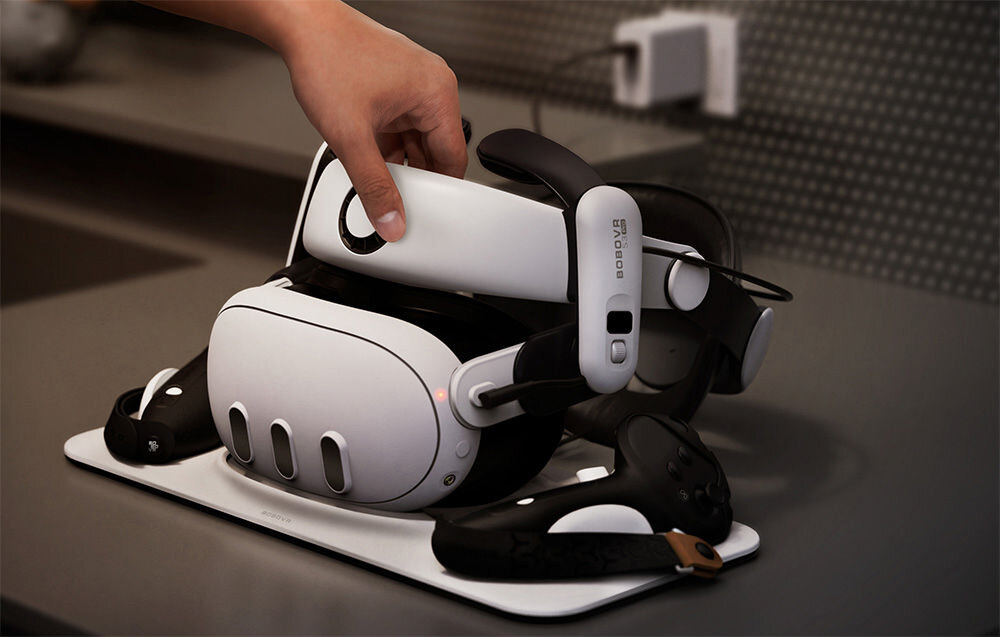 Stacja ładująca BOBOVR D3

			prezentacja stacji ładowania z akcesoriami na ciemnym blacie ręka na pasku przemyślana konstrukcja wygoda estetyka technologia