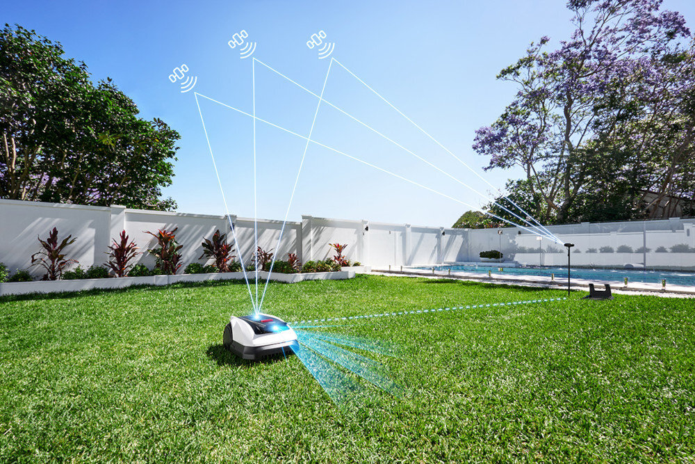 Robot koszący ECOVACS Goat O800 RTK Czarno-biały robot na trawie skierowane sensory na jego korpus technologi LELS™ i LiDAR sygnał z 45 satelitów zwiększają stabilność połączenia o 130% w zacienionych miejscach zaawansowana technologia RTK precyzyjna nawigacja inteligentne algorytmy