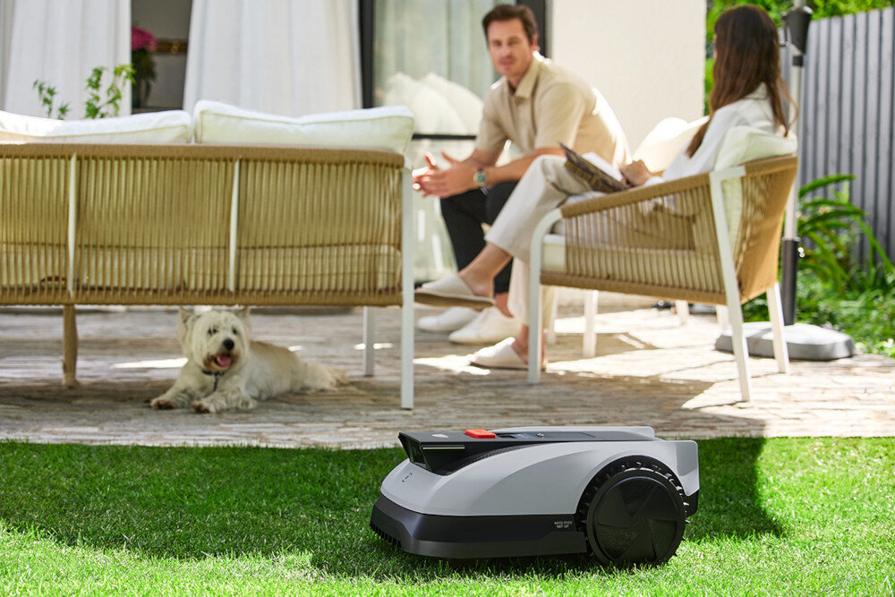 Robot koszący ECOVACS Goat O1200 RTK Szaro-czarny robot na trawie w tle taras koszenie bez wysiłku automatyczne koszenie trawy innowacyjne koszenie wygodne rozwiązanie
