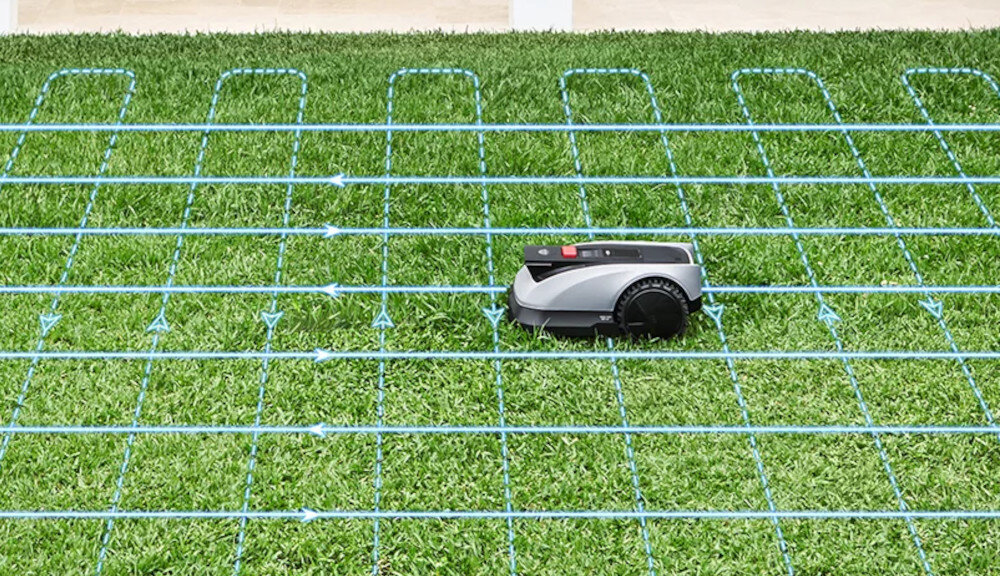 Robot koszący ECOVACS Goat O1200 RTK Szaro-czarny robot na trawie z widocznym kreśleniem mapy automatyczne mapowanie bezprzewodowa konfiguracja czas instalacji 15 minut urządzenie samo analizuje teren działa samodzielnie