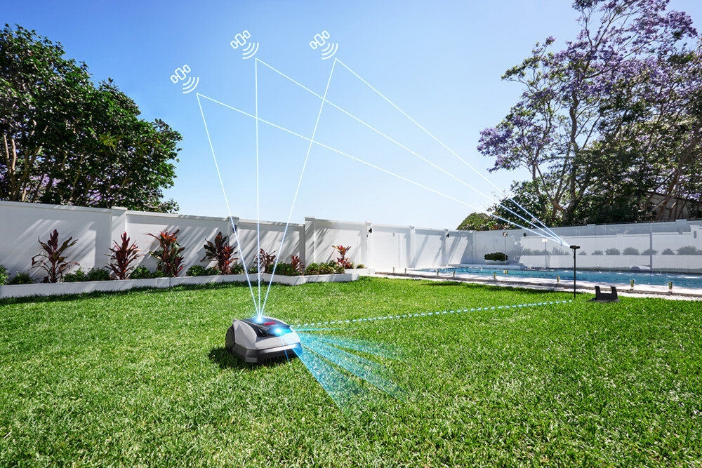 Robot koszący ECOVACS Goat O1200 RTK Szaro-czarny robot na trawie skierowane sensory na jego korpus technologi LELS™ i LiDAR sygnał z 45 satelitów zwiększają stabilność połączenia o 130% w zacienionych miejscach zaawansowana technologia RTK precyzyjna nawigacja inteligentne algorytmy