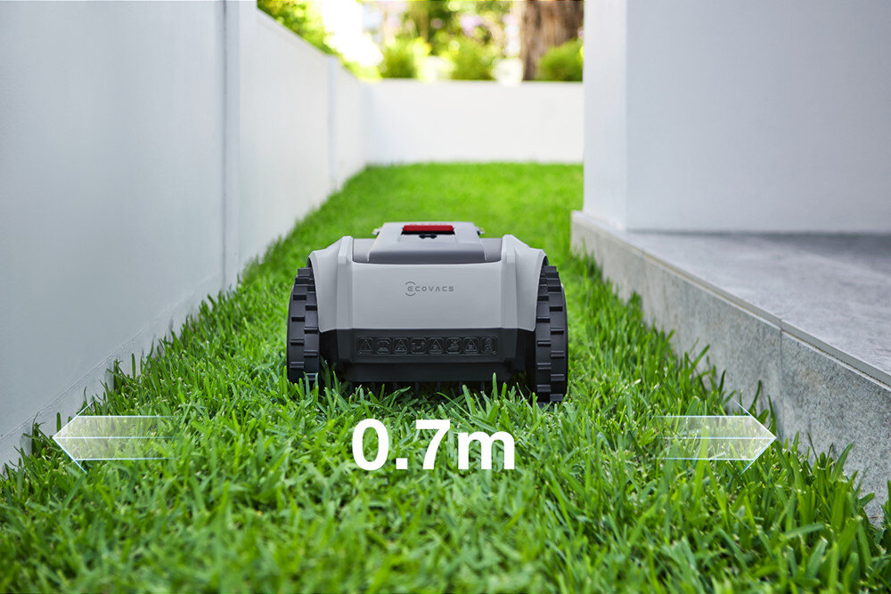 Robot koszący ECOVACS Goat O1200 RTK Szaro-czarny robot na ścieżce strzałki pokazujące szerokość ścieżki wymiary 65 x 43.2 x 42 cm inteligentny system wykrywania krawędzi koszenie w wąskich ścieżkach o szerokości do 0,7 metra 30% lepsza wydajność