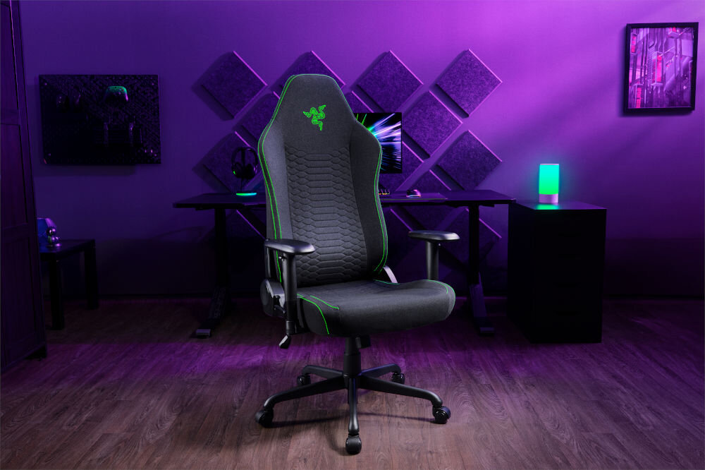 Fotel RAZER Iskur V2 X Czarny prezentacja fotela od frontu pod kątem na tle pokoju w tle biurko światła led wspiera ciało wyprofilowany łuk lędźwiowy poduszki z pianki o dużej gęstości odchylenie do 152 stopni wygodna stabilna pozycja komfort
