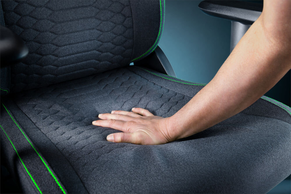 Fotel RAZER Iskur V2 X Czarny prezentacja siedziska fotela z ręką położoną na siedzisku i ukazujące jego miękkość szerokie siedzisko 545 mm profil z łagodnie opadającymi krawędziami równomierny rozkład nacisku ciała naturalne ułożenie wygoda swoboda ruchu