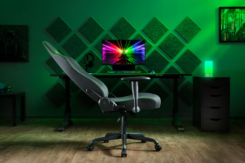 Fotel RAZER Iskur V2 X Czarny prezentacja regulacji fotela i kąta odchylenia w pokoju biurowym w tle komputer szafka pianki na ścianie zielone światło odchylenie do 152 stopni dostosowanie kąta siedzenia do własnych preferencji mechanizm regulacji wspiera różne pozycje wygodne ustawienie
